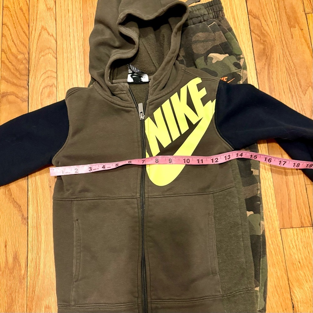 ✨ NIKE ✨ Little Boy’s Camo Set Joggers And Zip Up Hoodie Sweatshirt Sz M 5-6yrs - Picture 7 of 10